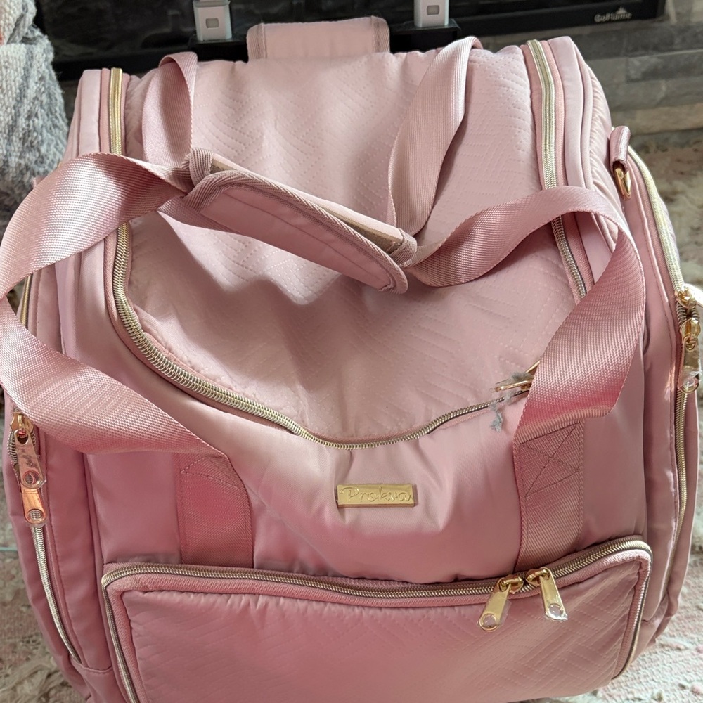 Pink makeup case ; esthetician or hair dresser. Make up artist / roller